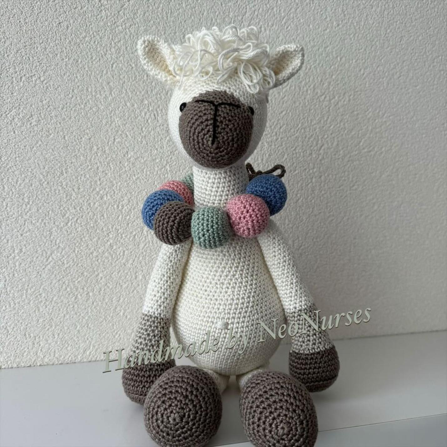 Gehaakte knuffel Alpaca Anouk voorkant met ketting