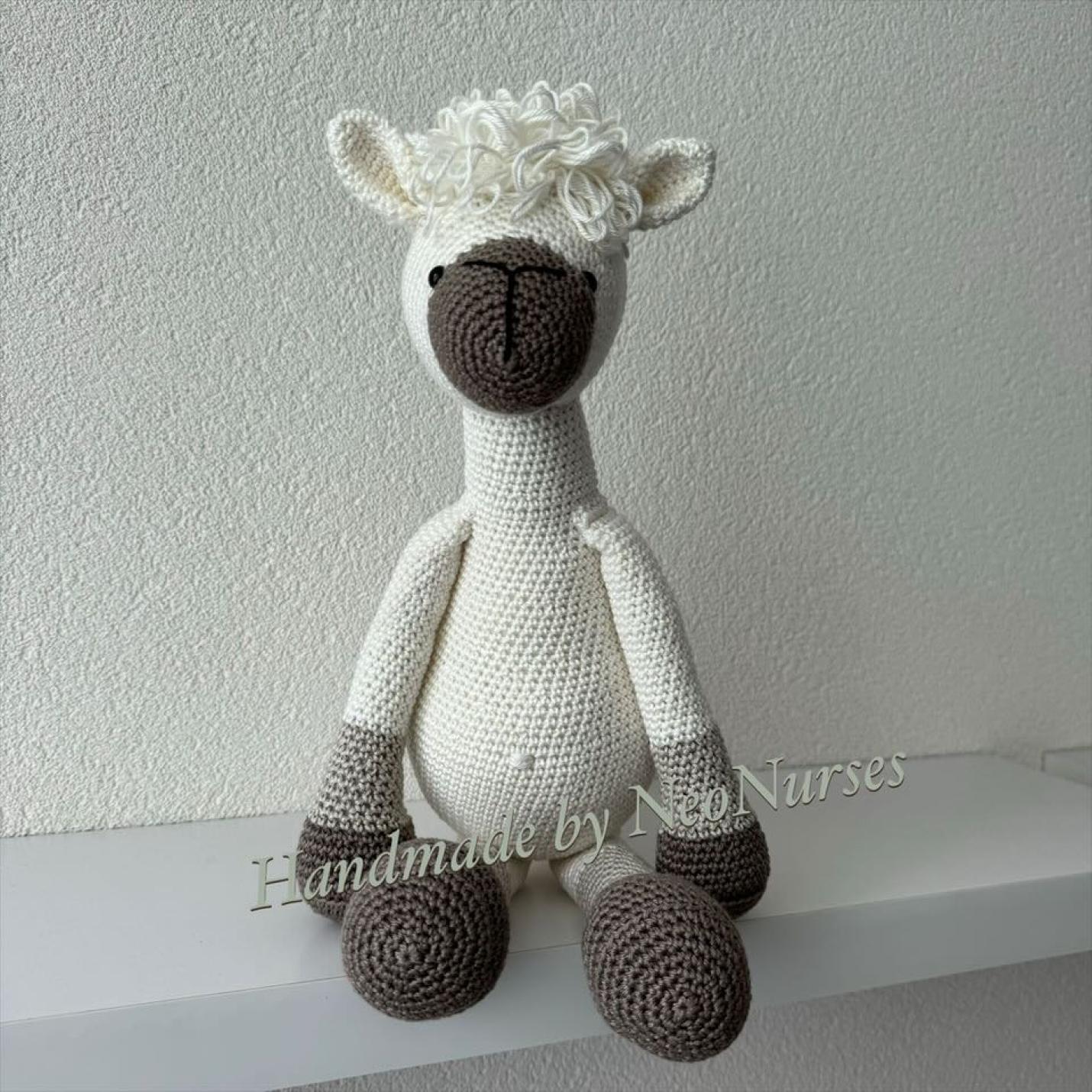 Gehaakte knuffel Alpaca Anouk voorkant