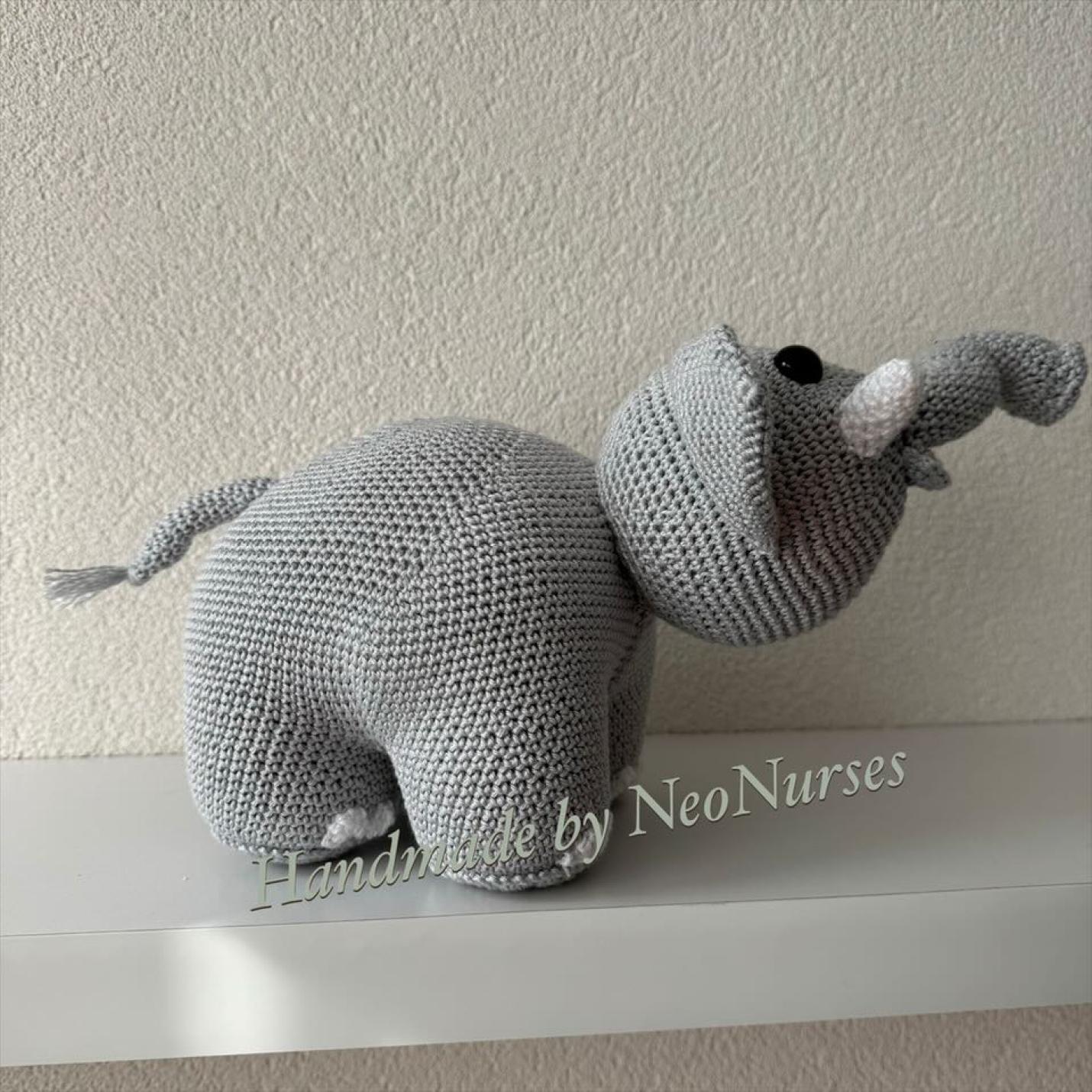 Gehaakte knuffel Olifant Oukje grijs zijkant rechts