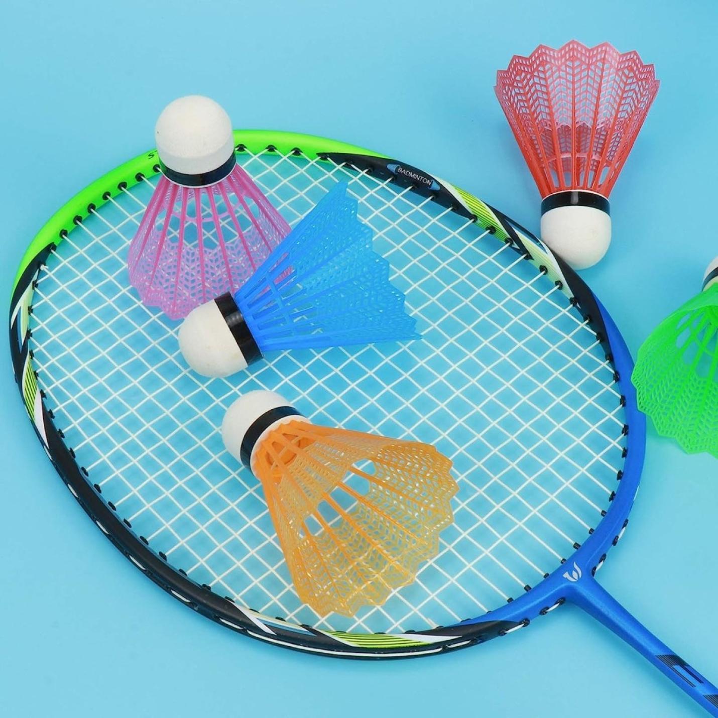 Twee badmintonrackets met verschillende perfecte keuze voor recreatief gebruik gerangschikt op een blauwe achtergrond.