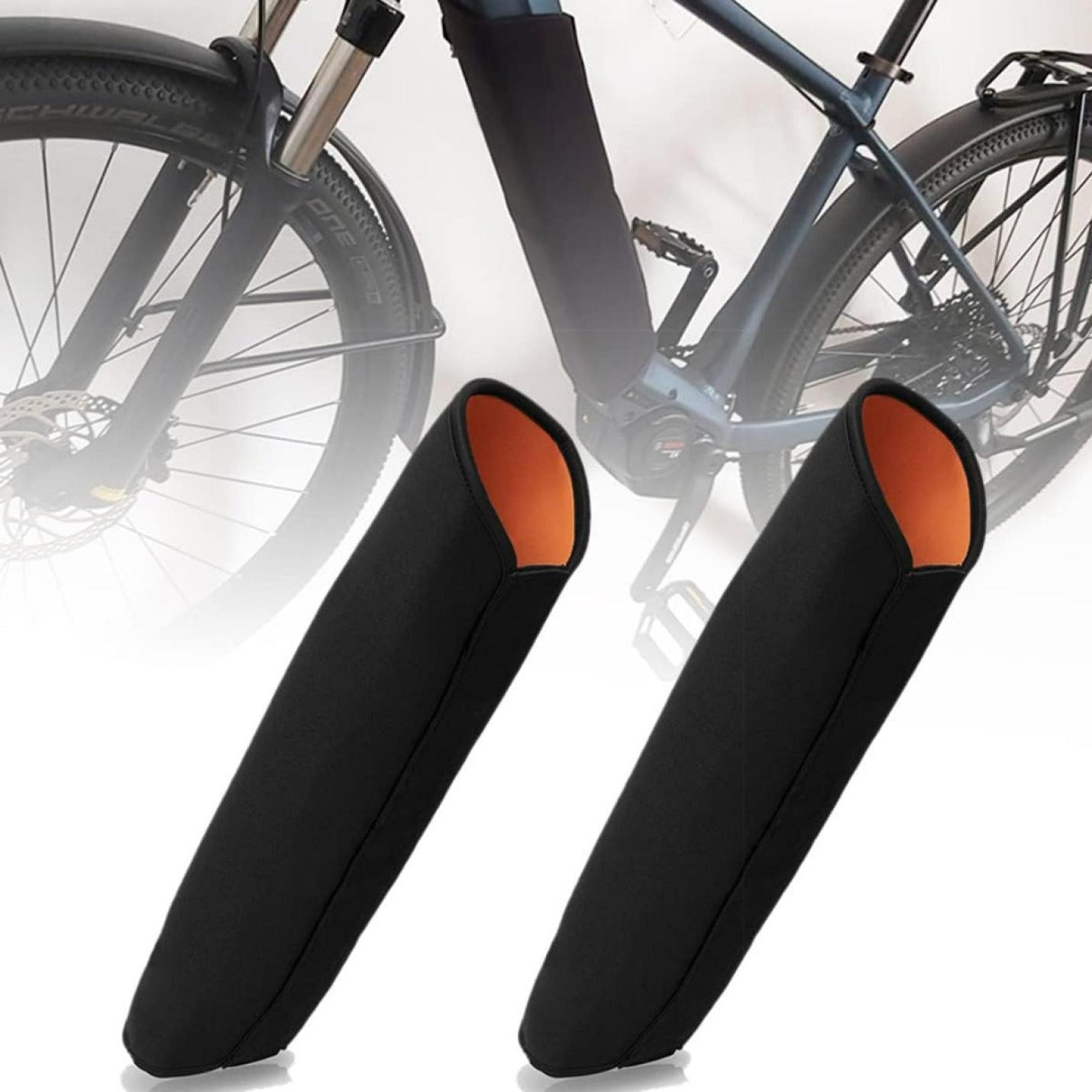 Ergonomische neopreen E-Bike handvatten tegen een onscherpe fietsachtergrond.