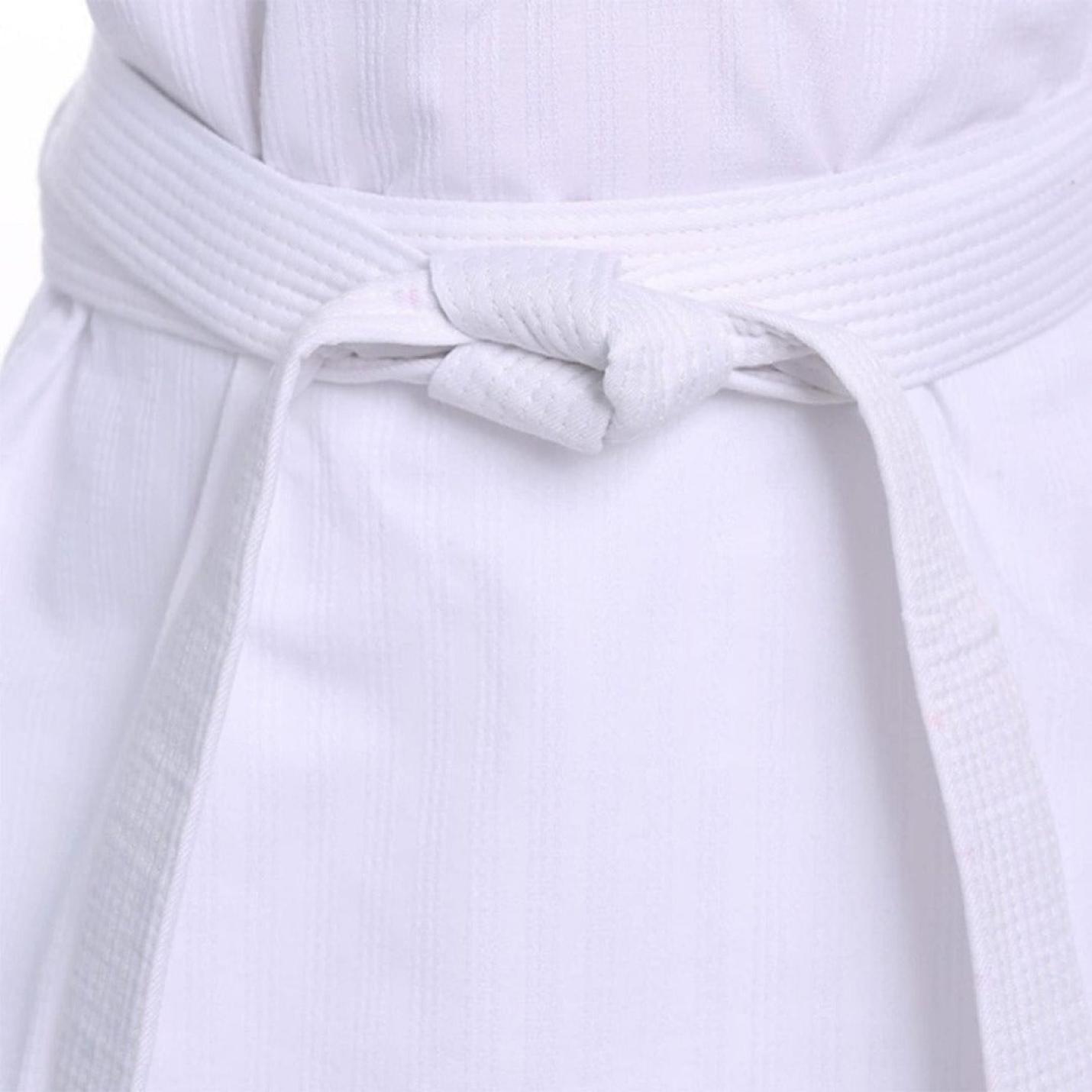 Close-up van een witte judo/karateband gebonden rond een witte gi. Verhoog je training met onze premium judo/karate banden.