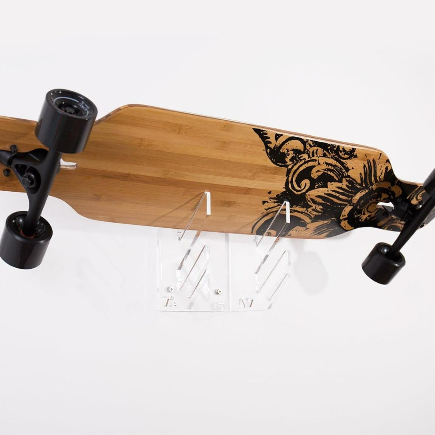 Lang bamboe skateboard met zwarte wielen en sierlijk zwart ontwerp aan de onderkant, weergegeven op Verrijk jouw ruimte met ons skateboardrek tegen een witte achtergrond.