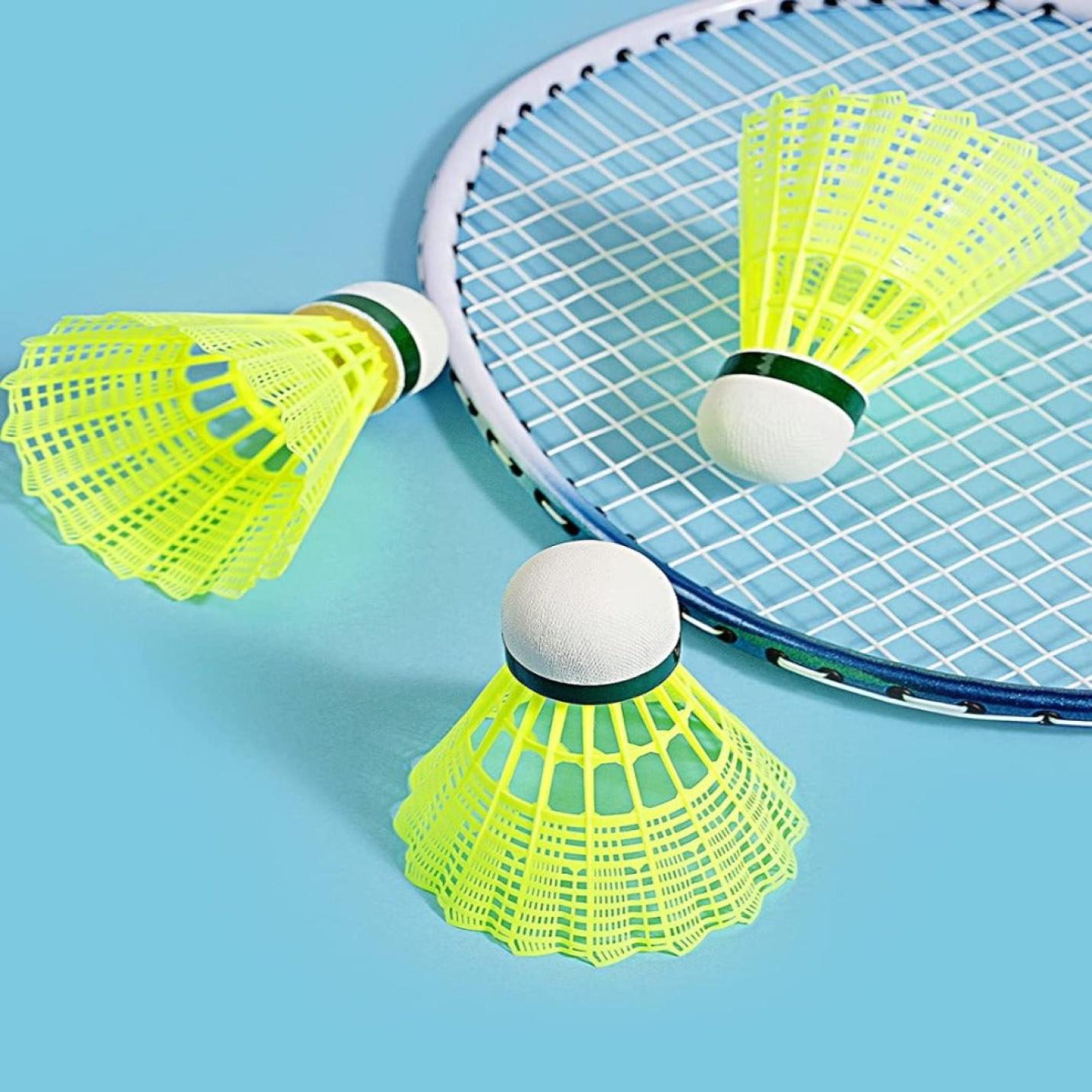 Transformeer je batting skills met onze innovatieve Transformeer je batting skills met onze innovatieve badmintonshuttles voor batting training en een badmintonracket op een blauwe achtergrond.