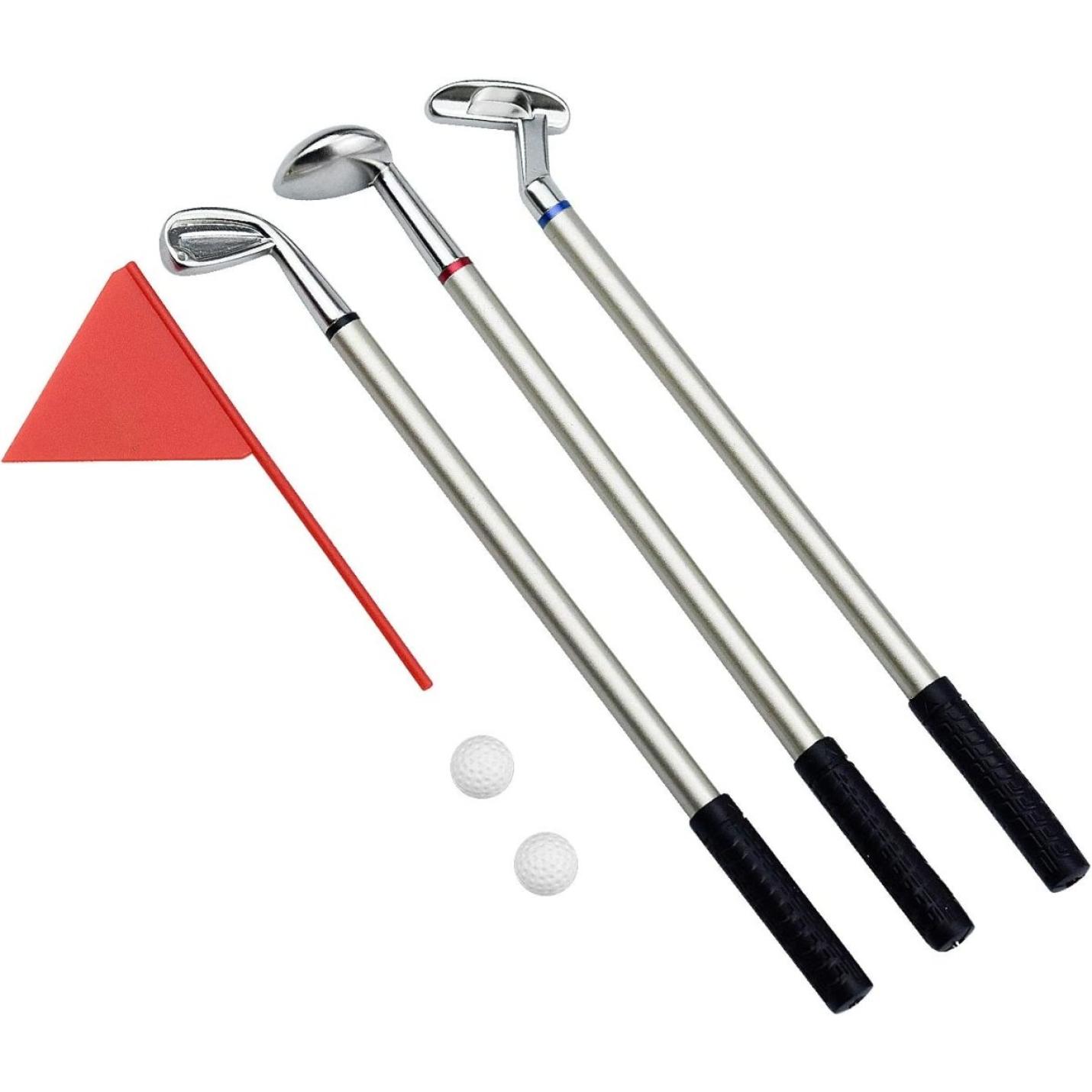 Een set Elegantie en plezier met de minigolfpensetaccessoires, waaronder clubs, ballen en een rode vlag.