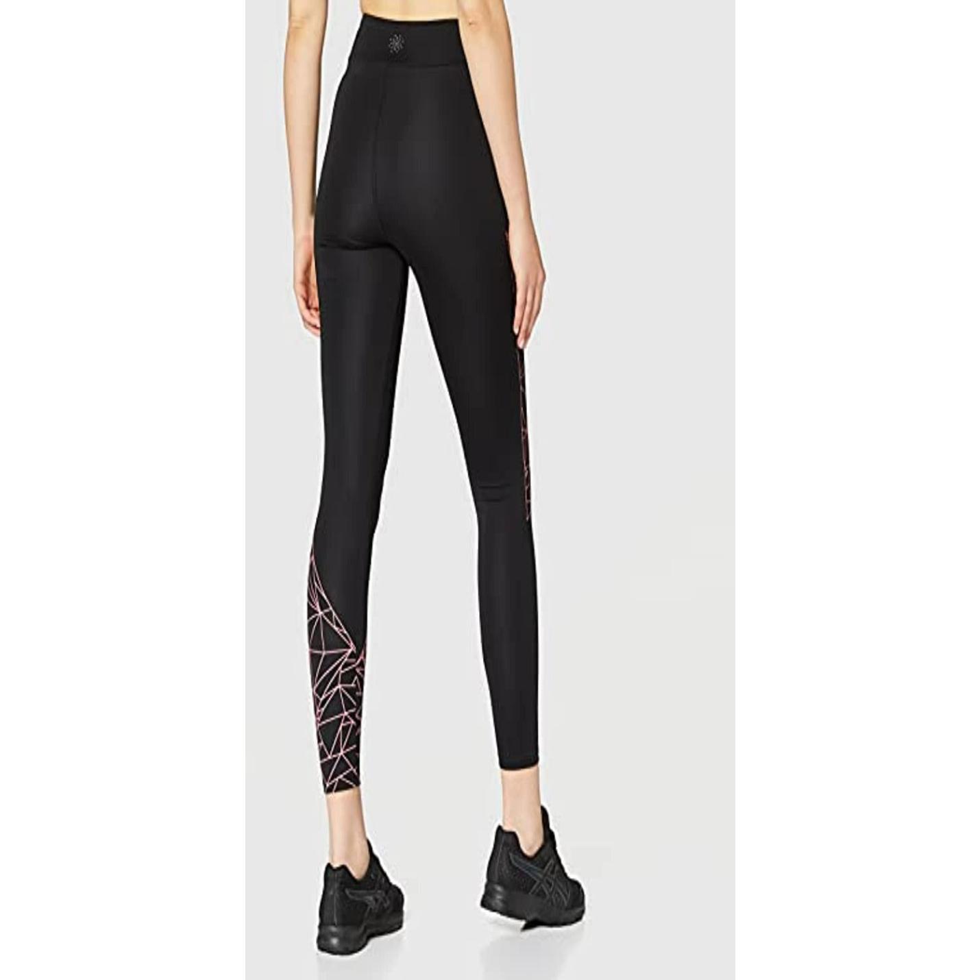 Vrouw vanaf de taille, gekleed in Ervaar comfort en stijl met onze sportlegging voor dames met een geometrisch roze ontwerp aan de zijkant, gecombineerd met zwarte sportschoenen.