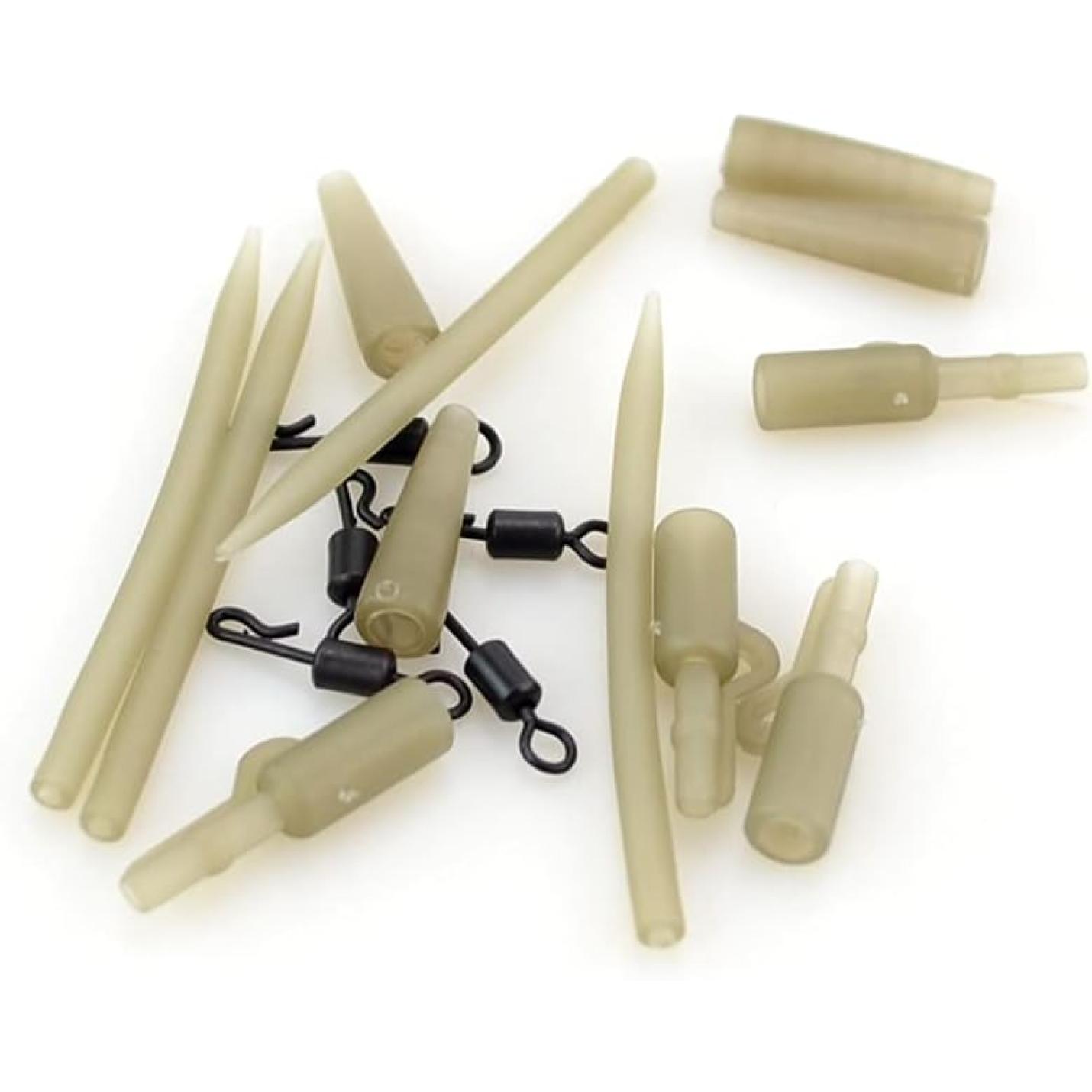 Een assortiment beige en groene Ontdek de ultieme karpervissen rig set-accessoires, inclusief snelwisselwartels en connectoren, op een witte achtergrond.