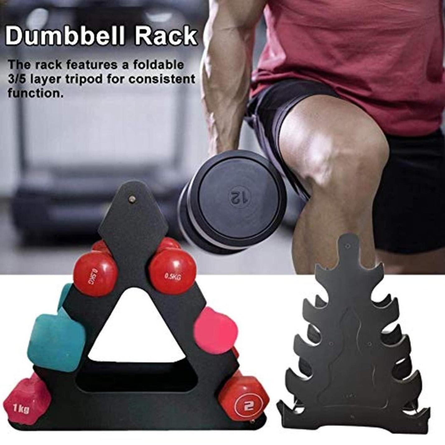 Een man in gymbroek die een dumbbell gebruikt naast een zwart 5-laags dumbbellrek met diverse kleurrijke dumbbells, wat de opslagcapaciteit van het 5-laags dumbbellrek benadrukt.