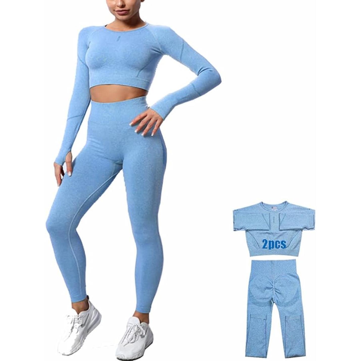 Een vrouw in een lichtblauwe, opvallende legging met hoge taille en witte sneakers staat zelfverzekerd, met een Zie er geweldig uit en voel je geweldig in deze 3-delige yoga workoutset die de outfit als set laat zien.