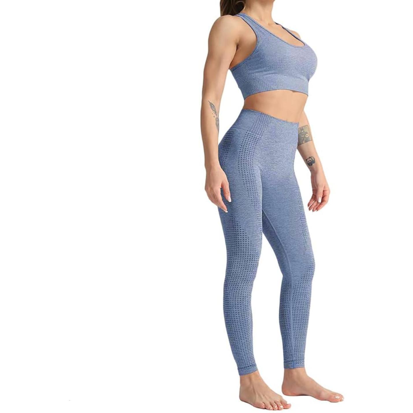 Vrouw in blauwe sportbeha en vervangende legging met hoge taille, staande in profiel, met Zie er geweldig uit en voel je geweldig in deze 3-delige yoga workoutset! op een witte achtergrond.