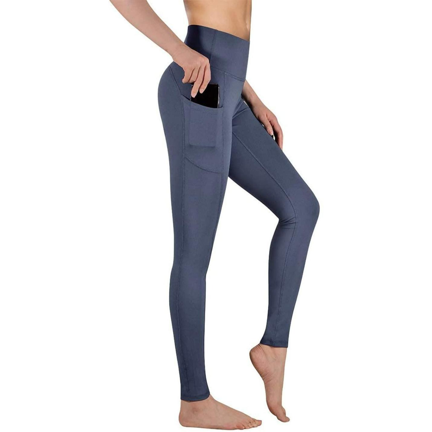 Vrouw in Ervaar luxe comfort en stijl met onze yogabroek met zakken en hoge tailleband, staat op één om de pasvorm en functionaliteit van de legging te hebben.