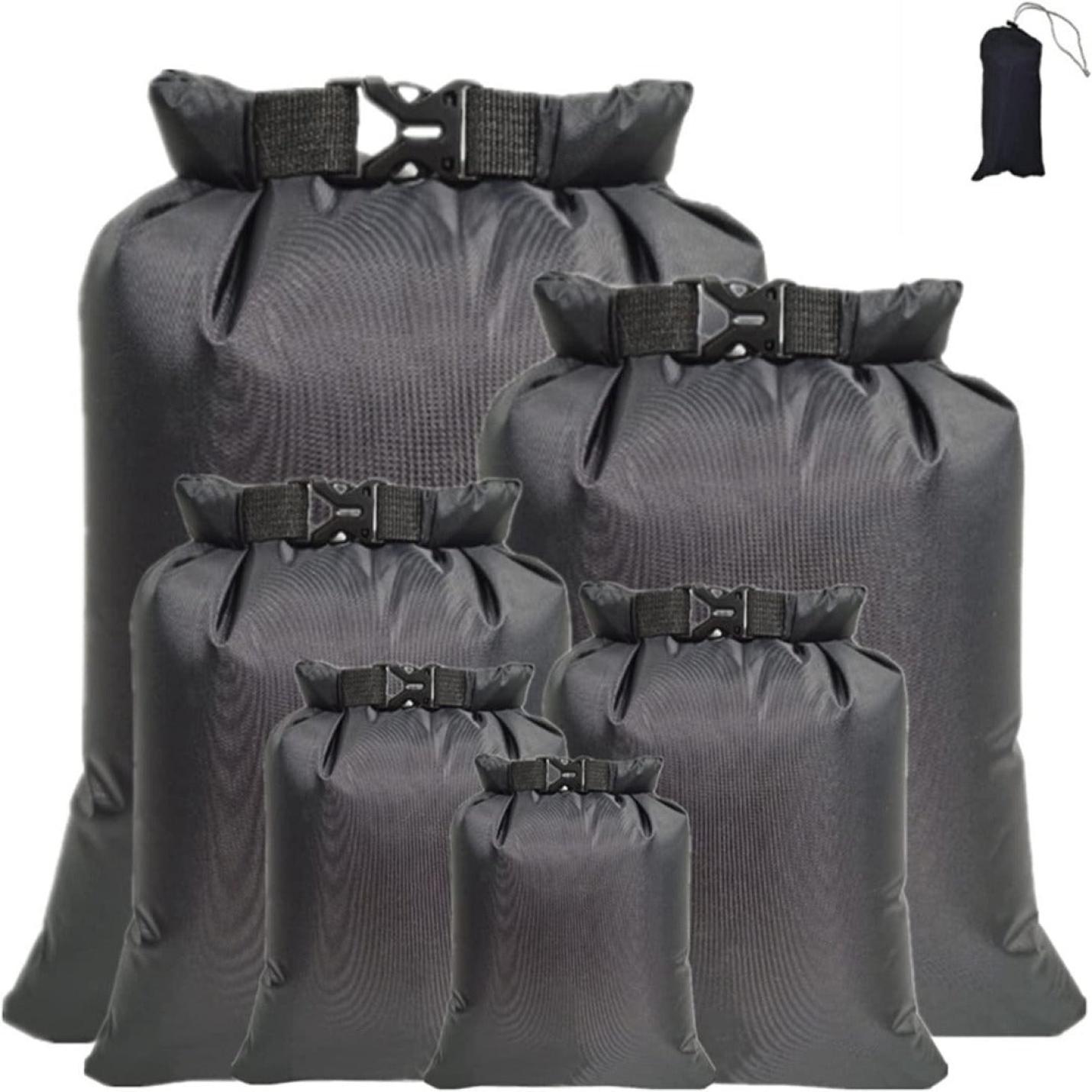 Set zwarte waterbestendige packing cubes in verschillende maten, perfect voor elke buitenactiviteit.