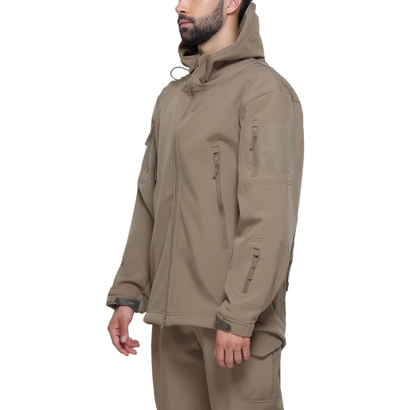 Man met een camouflage tactische heren softshell jas met meerdere ritsen en een capuchon, naar de zijkant kijkend.