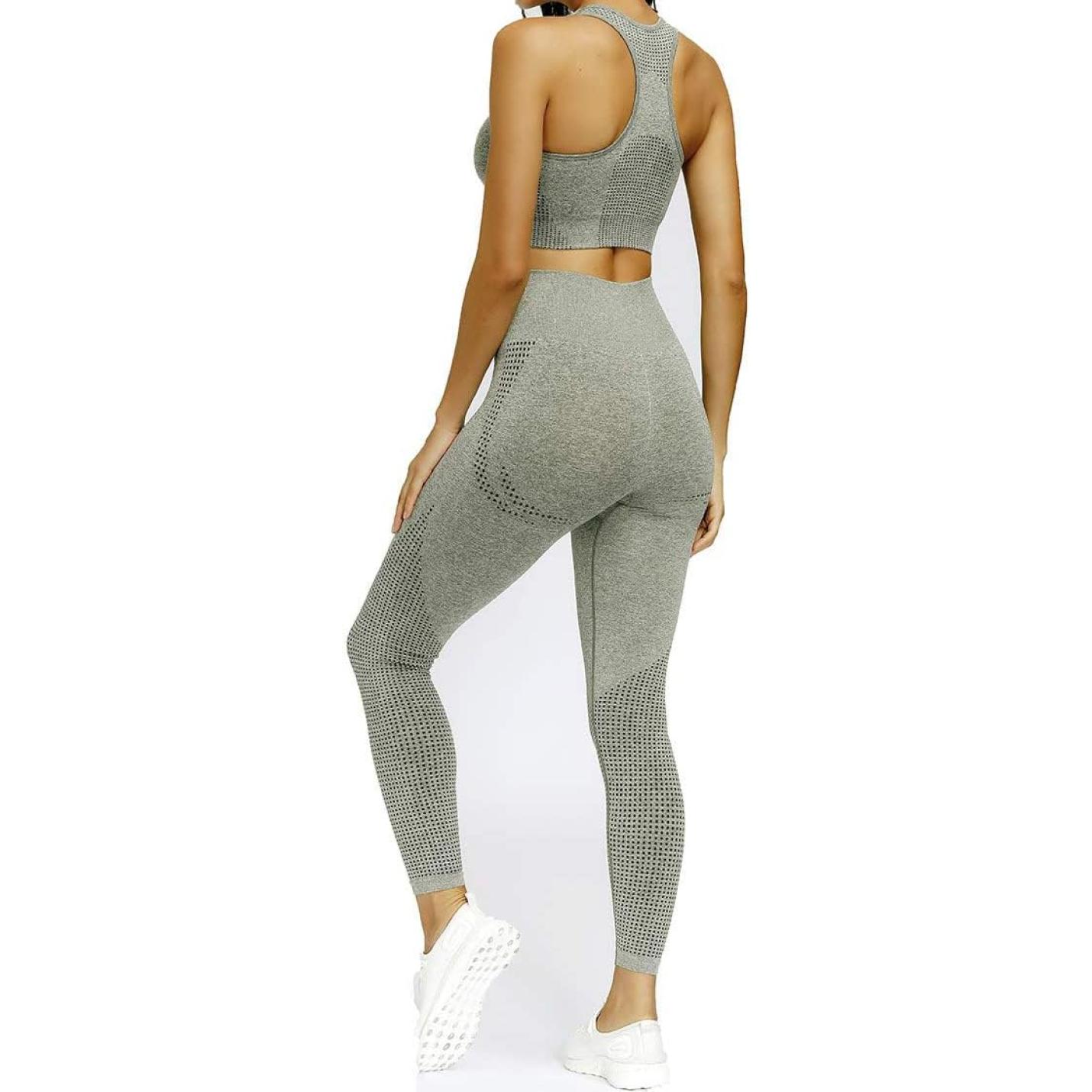 Zie er geweldig uit en voel je geweldig in deze 3-delige yoga workoutset met een duurzame sportieve tanktop en een legging met hoge taille met een meshpatroon, gezien vanaf de achterkant, terwijl ze naar rechts loopt in witte sneakers.