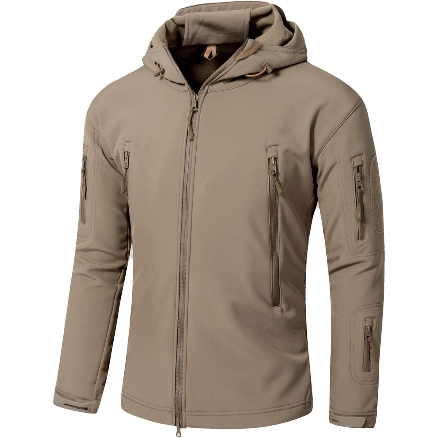 Een camouflage tactische heren softshell jas met meerdere zakken met ritssluiting en een verstelbare capuchon, weergegeven tegen een witte achtergrond.