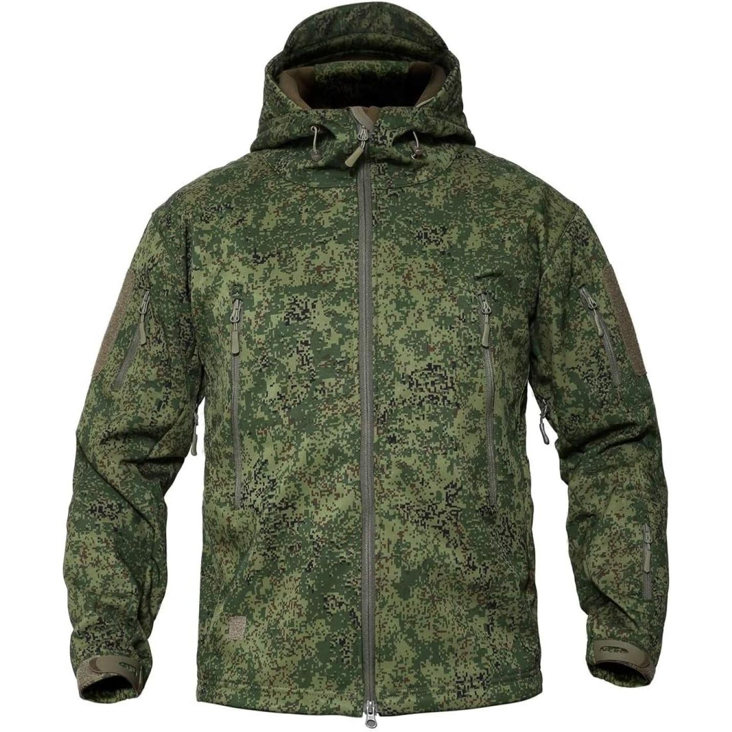 Groen gepixeleerd camouflage militair jack met capuchon en meerdere zakken met ritssluiting, ontworpen als de Camouflage tactische heren softshell jas: de perfecte metgezel voor je outdoor avonturen.