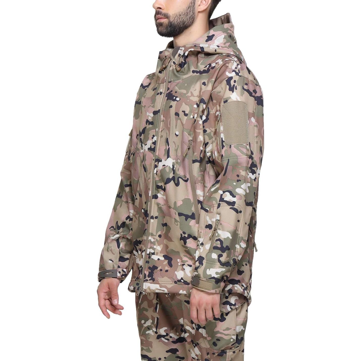 Man met een Camouflage tactische heren softshell jas met capuchon.