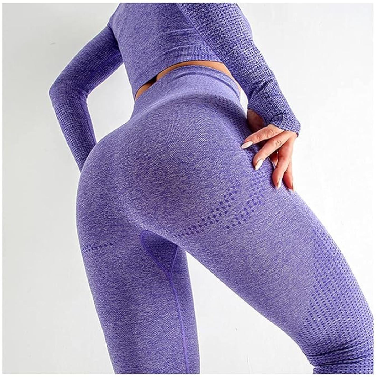 Vrouw draagt een paarse activewear-outfit met textuur, waarbij de nadruk ligt op de stoffen details en pasvorm van haar Zie er geweldig uit en voel je geweldig in deze 3-delige yoga workoutset!, tegen een lichte achtergrond.