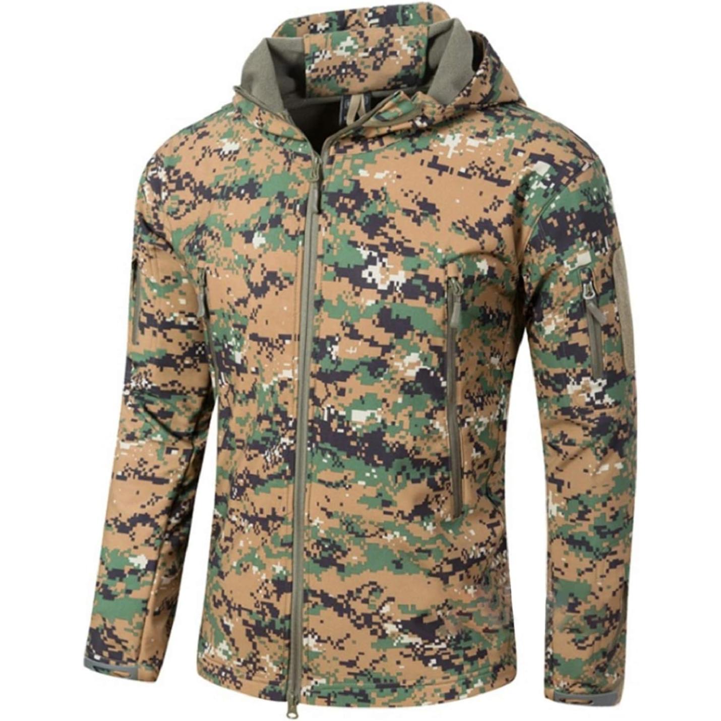 Een waterdichte camouflage tactische heren softshell jas met capuchon en meerdere zakken met ritssluiting.