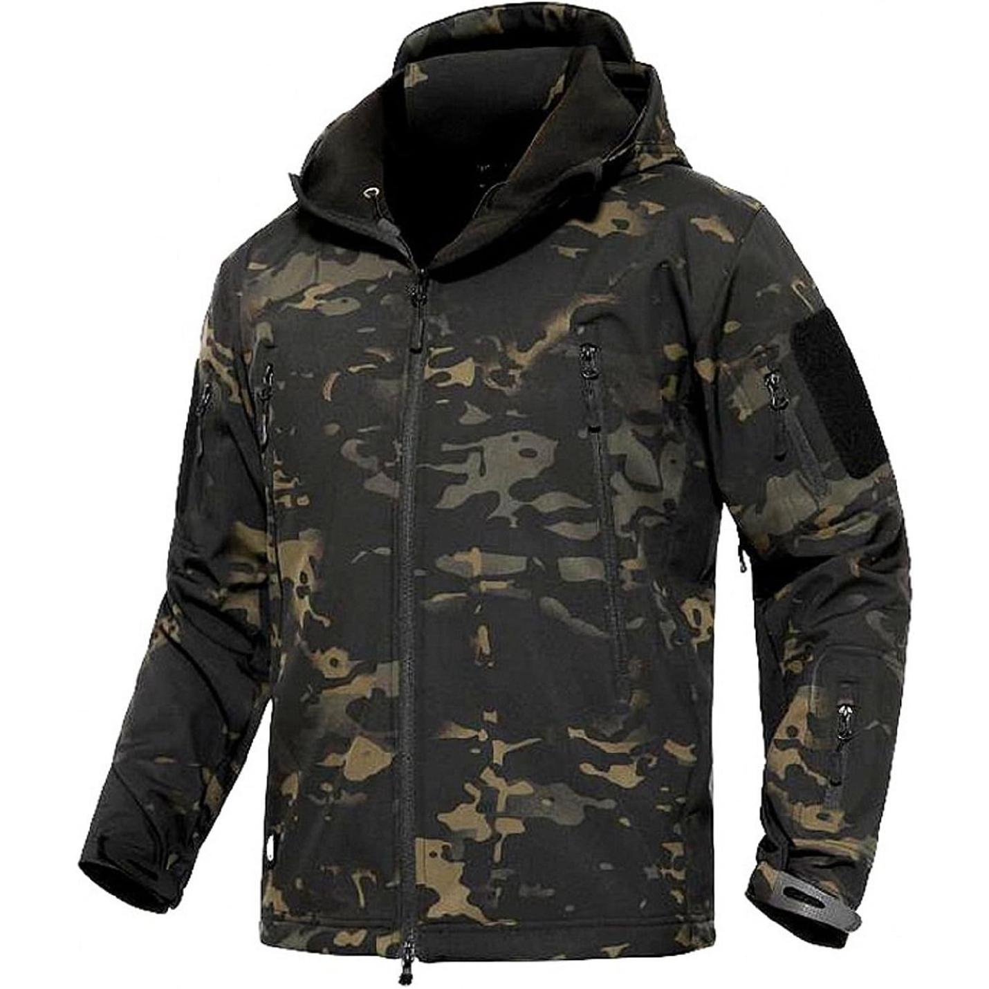 Een camouflage militaire softshell jas met capuchon, meerdere zakken en patches op de mouwen, voorbeelden op een witte achtergrond.