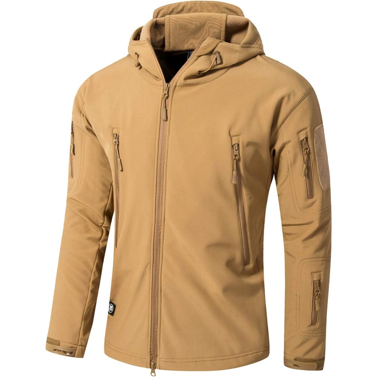 Een lichtbruin tactisch jack met meerdere zakken met ritssluiting en een capuchon, weergegeven op een effen witte achtergrond, is een tactische camouflage herensoftshelljas: de perfecte metgezel voor je outdooravonturen.