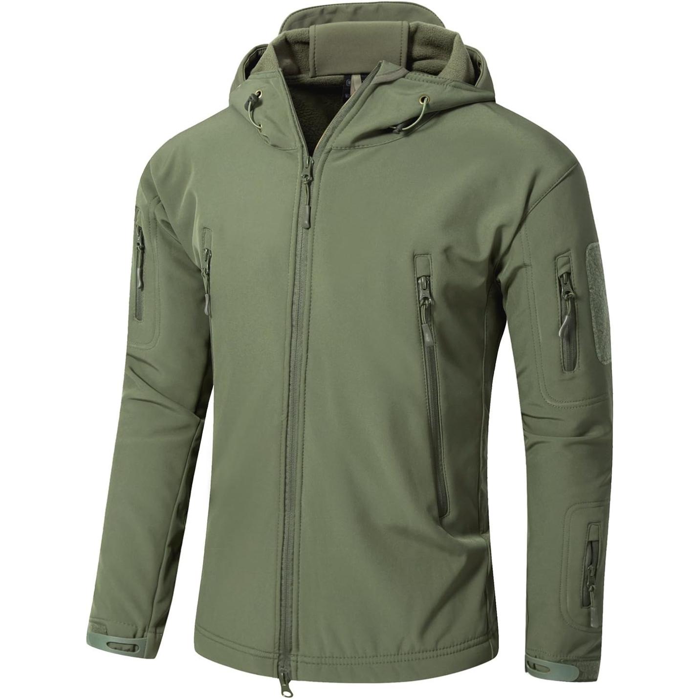 Camouflage tactische heren softshell jas met meerdere zakken met ritssluiting en een ademende capuchon, weergegeven tegen een witte achtergrond.