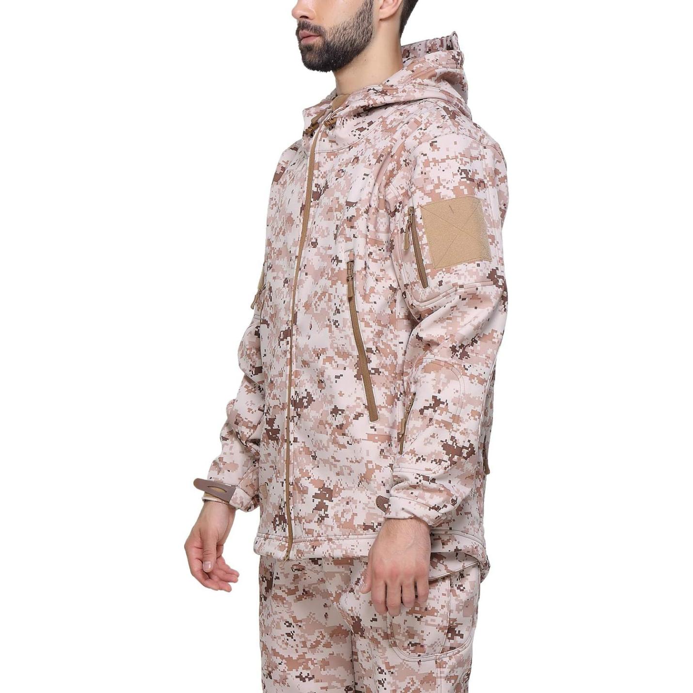 Man met een camouflage tactische heren softshell jas met capuchon, gedeeltelijk naar links gericht, op een effen achtergrond.