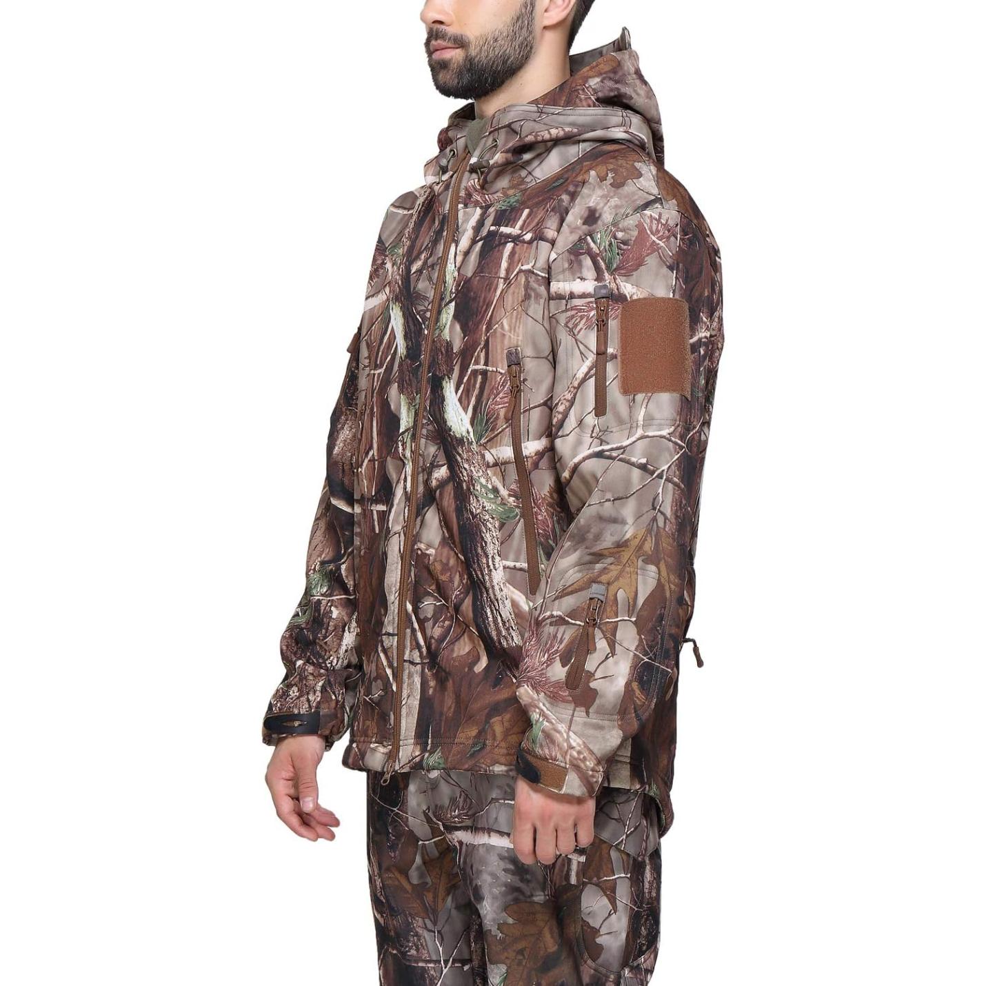 Man met een gedetailleerde, waterdichte camouflage tactische heren softshell jas met capuchon, gezien vanaf de zijkant.