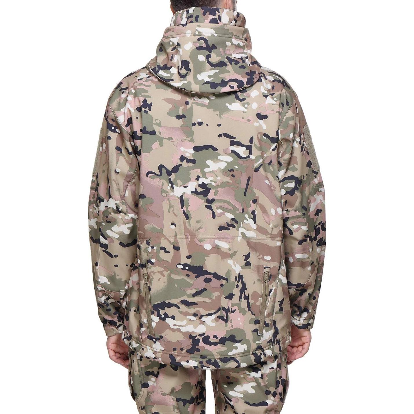 Achterkant van een persoon die een voorwaardelijke moderne camouflage tactische heren softshell jas en broek draagt, staat tegen een effen achtergrond.