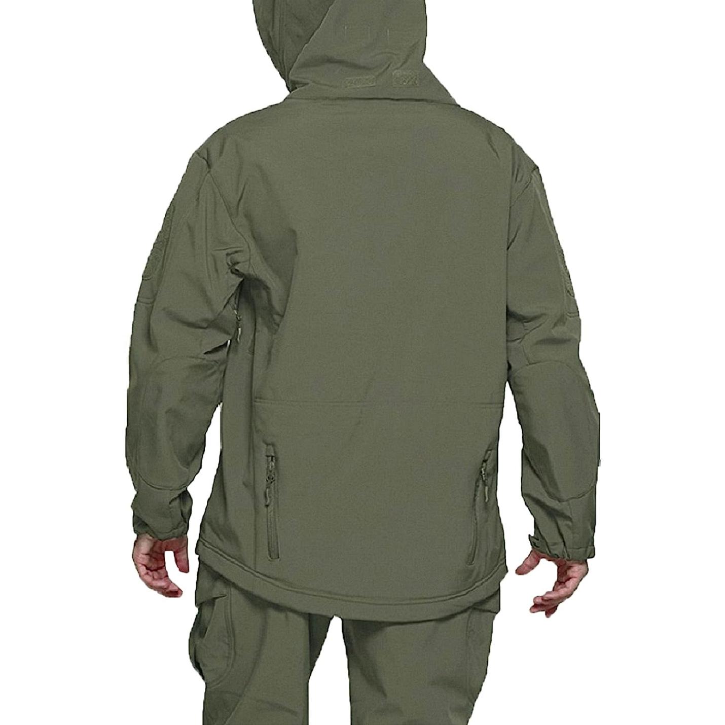 Zin met productnaam: Een persoon met het gezicht naar de andere kant, gekleed in een camouflage tactische heren softshell jas met ritszakken: de perfecte metgezel voor je outdoor avonturen.