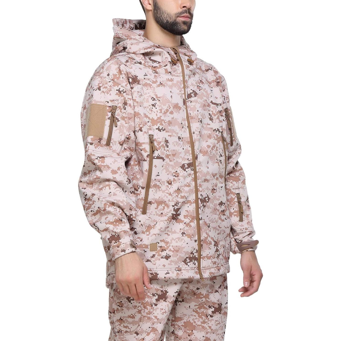 Man met een camouflage tactische heren softshell jas met capuchon, voorzien van meerdere zakken en klittenbandpatches, staande tegen een witte achtergrond.