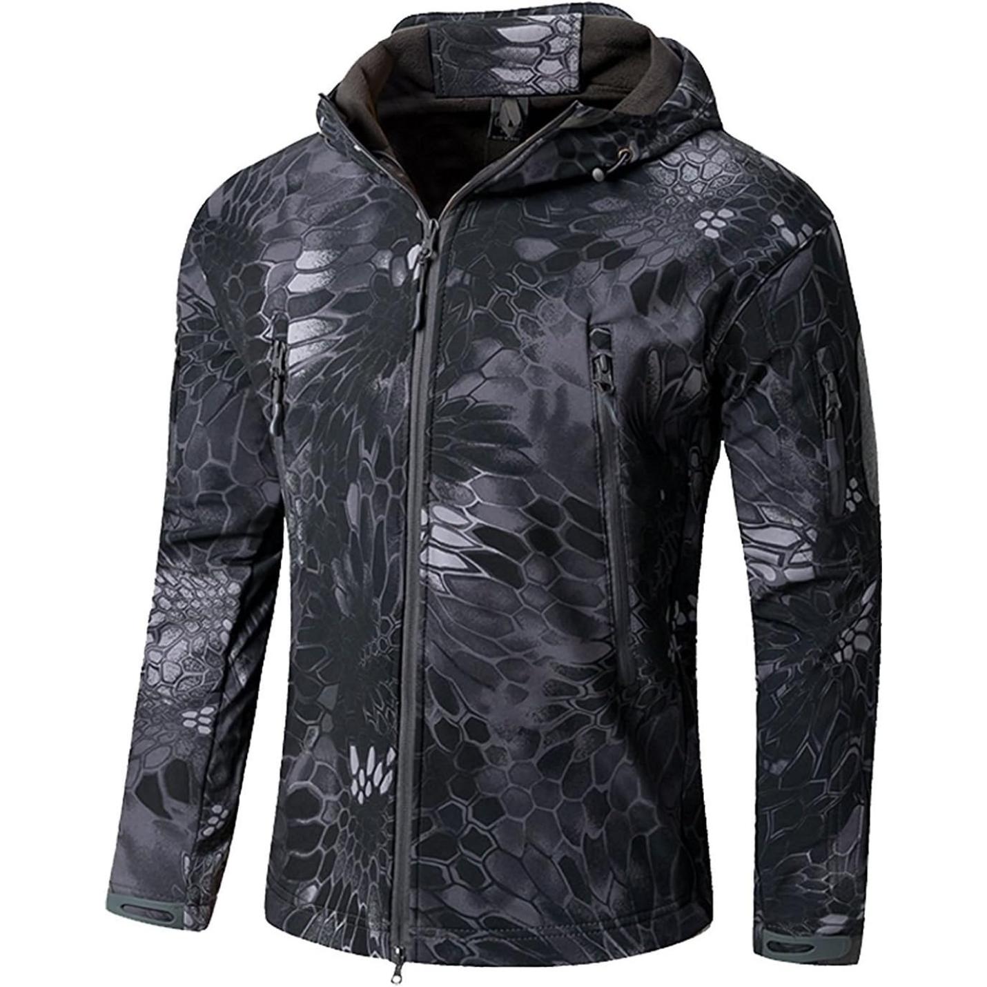 Een softshell herenjack met capuchon, een grijs bloemen- en bladcamouflagepatroon, een ritssluiting aan de voorkant en zijzakken.
Productnaam: Camouflage tactische heren softshell jas: de perfecte metgezel voor je outdoor avonturen