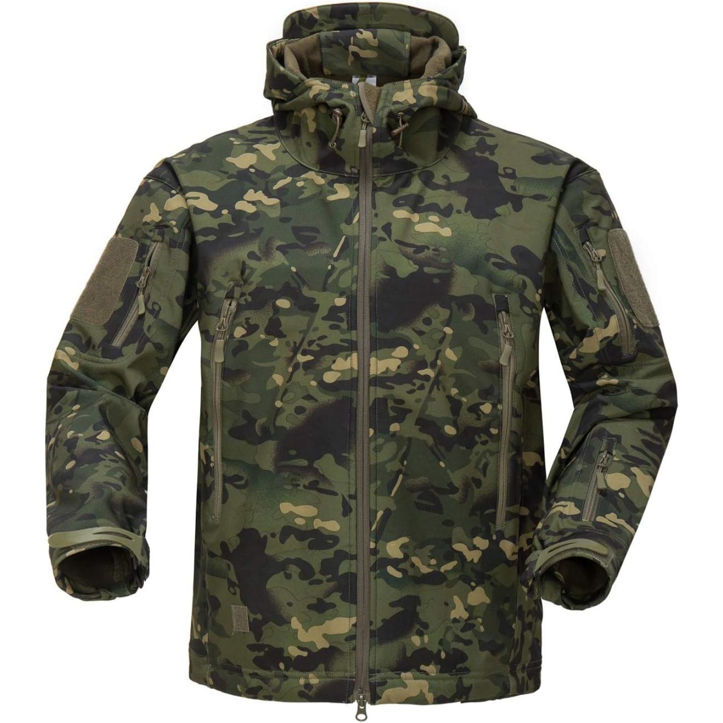 Een Camouflage tactische heren softshell jas in groen en bruin camouflagepatroon met meerdere zakken, een capuchon en waterdichte technologie.