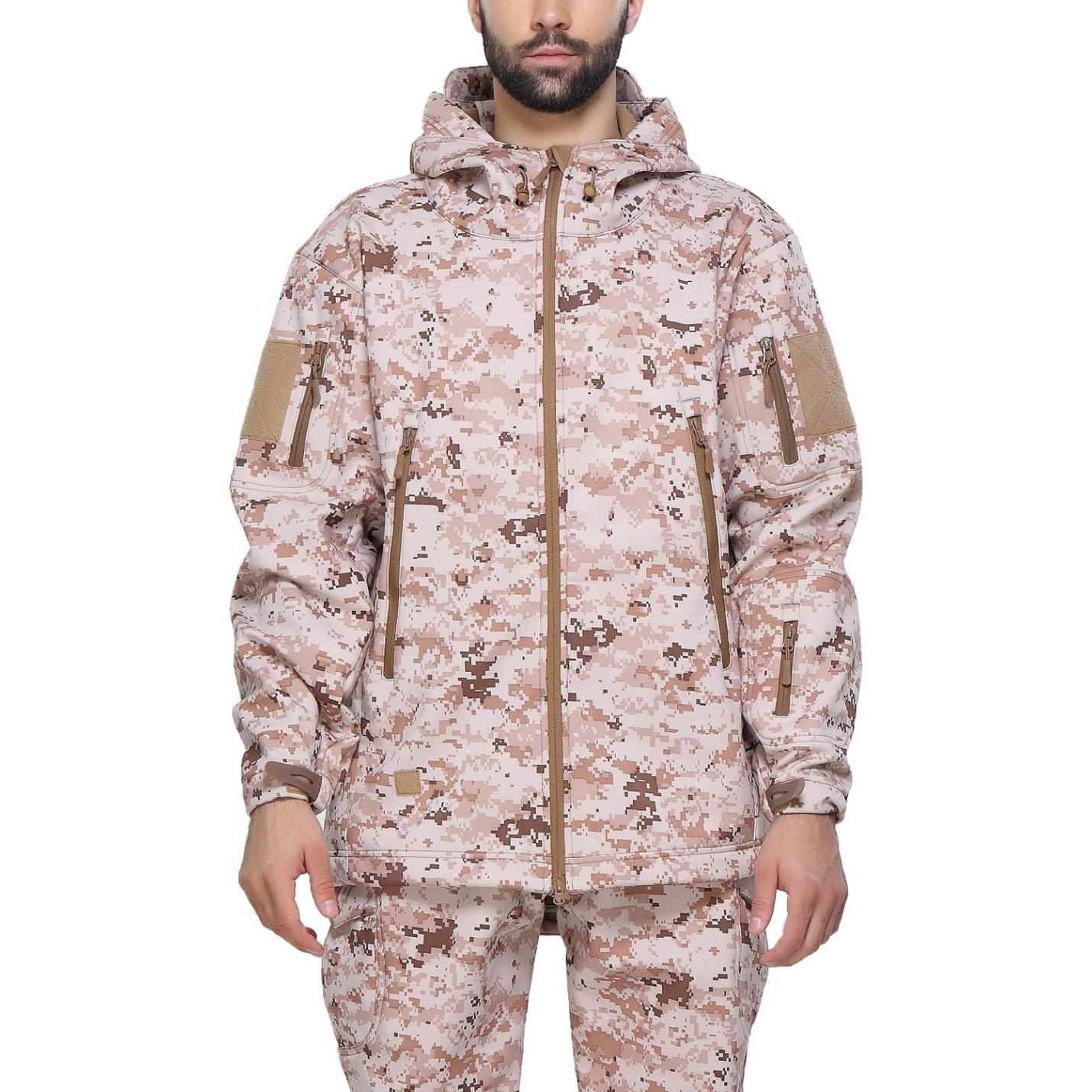 Man met een camouflage tactische heren softshell jas met capuchon, staande tegen een witte achtergrond.