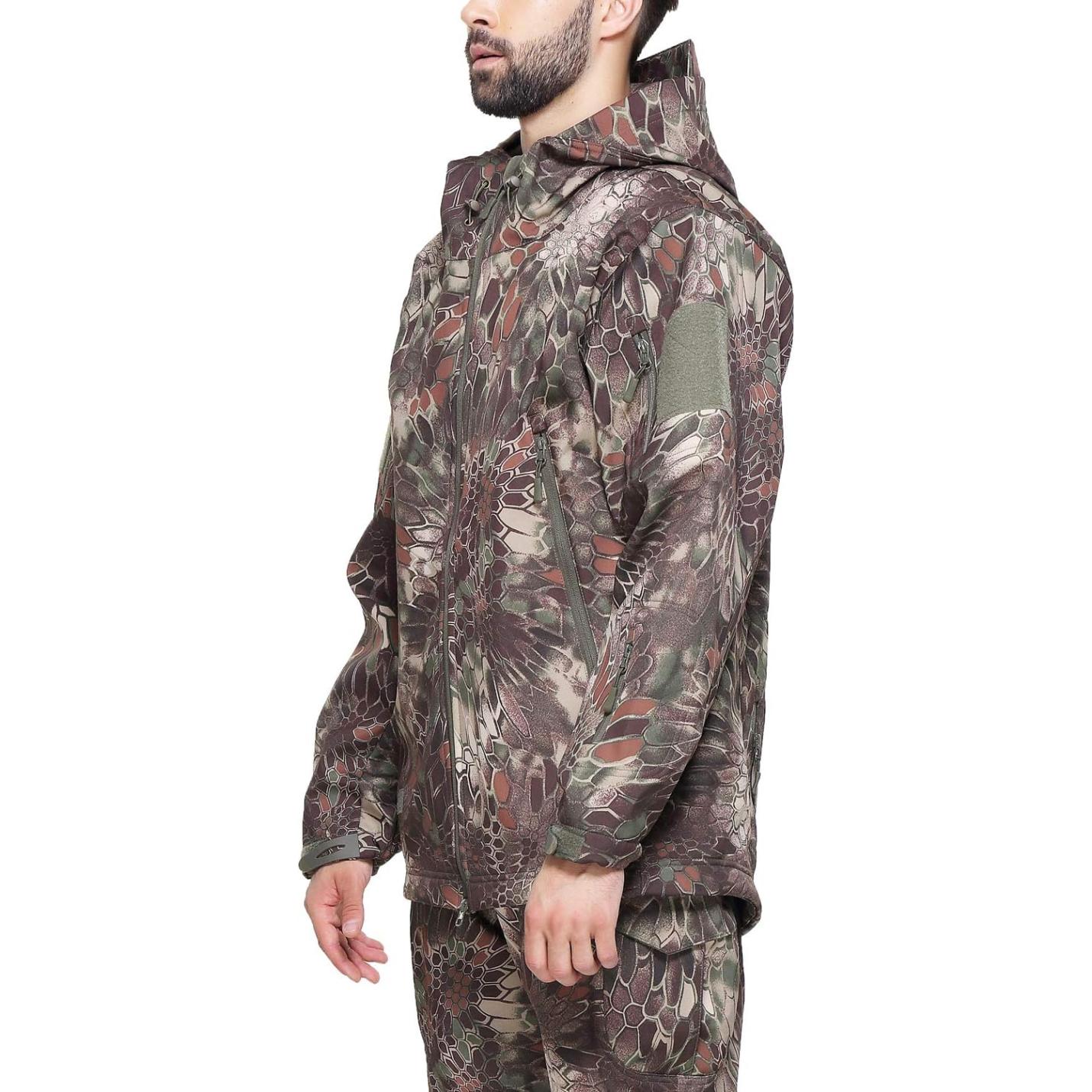 Man met een camouflage tactische heren softshell jas met capuchon, naar de zijkant gericht, geïsoleerd op een witte achtergrond.