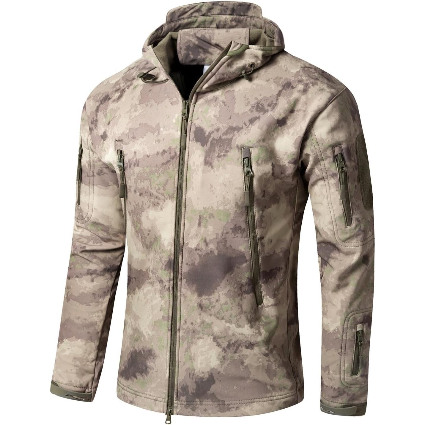 Camouflage tactische heren softshell jas met capuchon en meerdere lampen, getoond op een witte achtergrond.