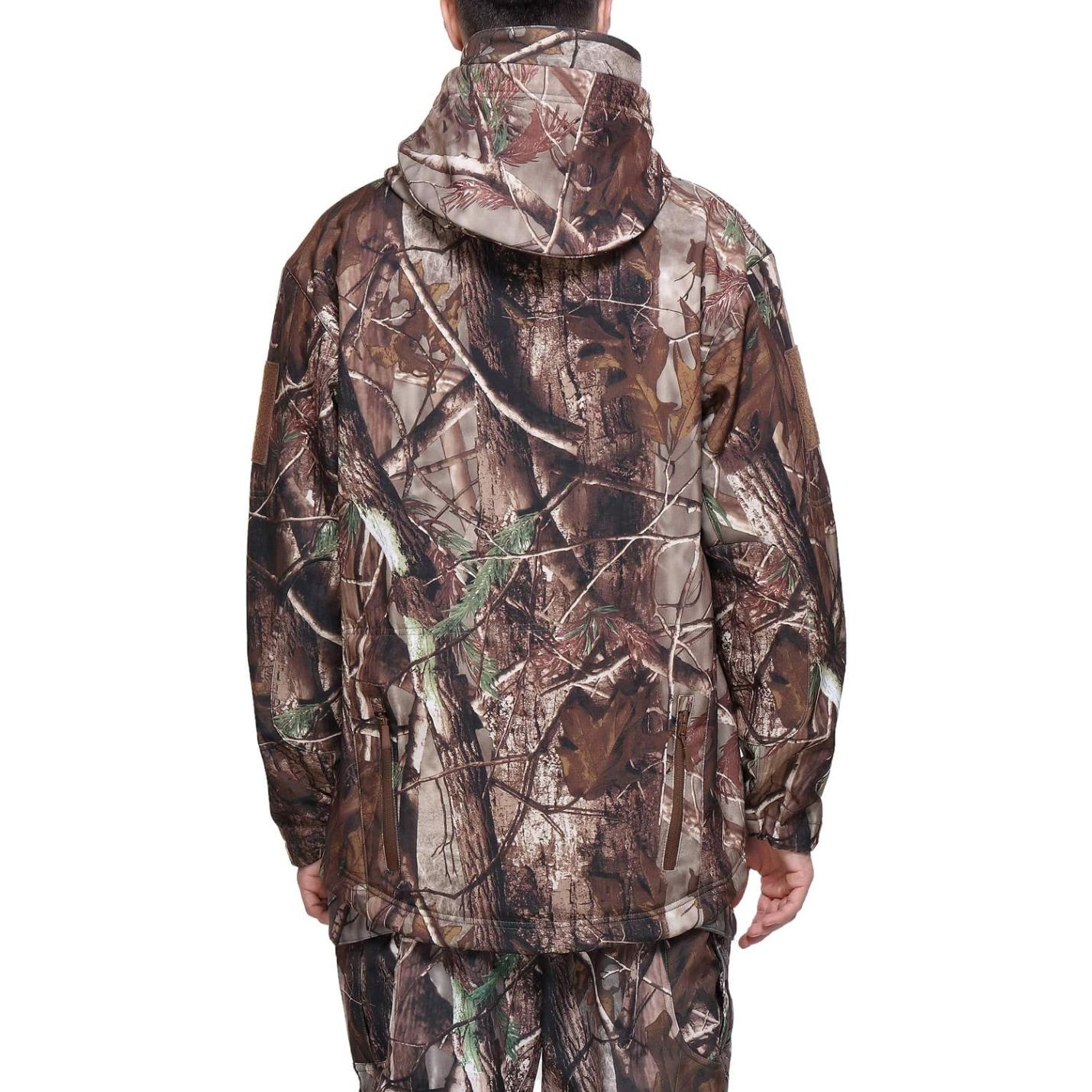 Achteraanzicht van een persoon die een Camouflage tactische heren softshell jas draagt met capuchon, ontworpen met realistische bos- en gebladerteprints.