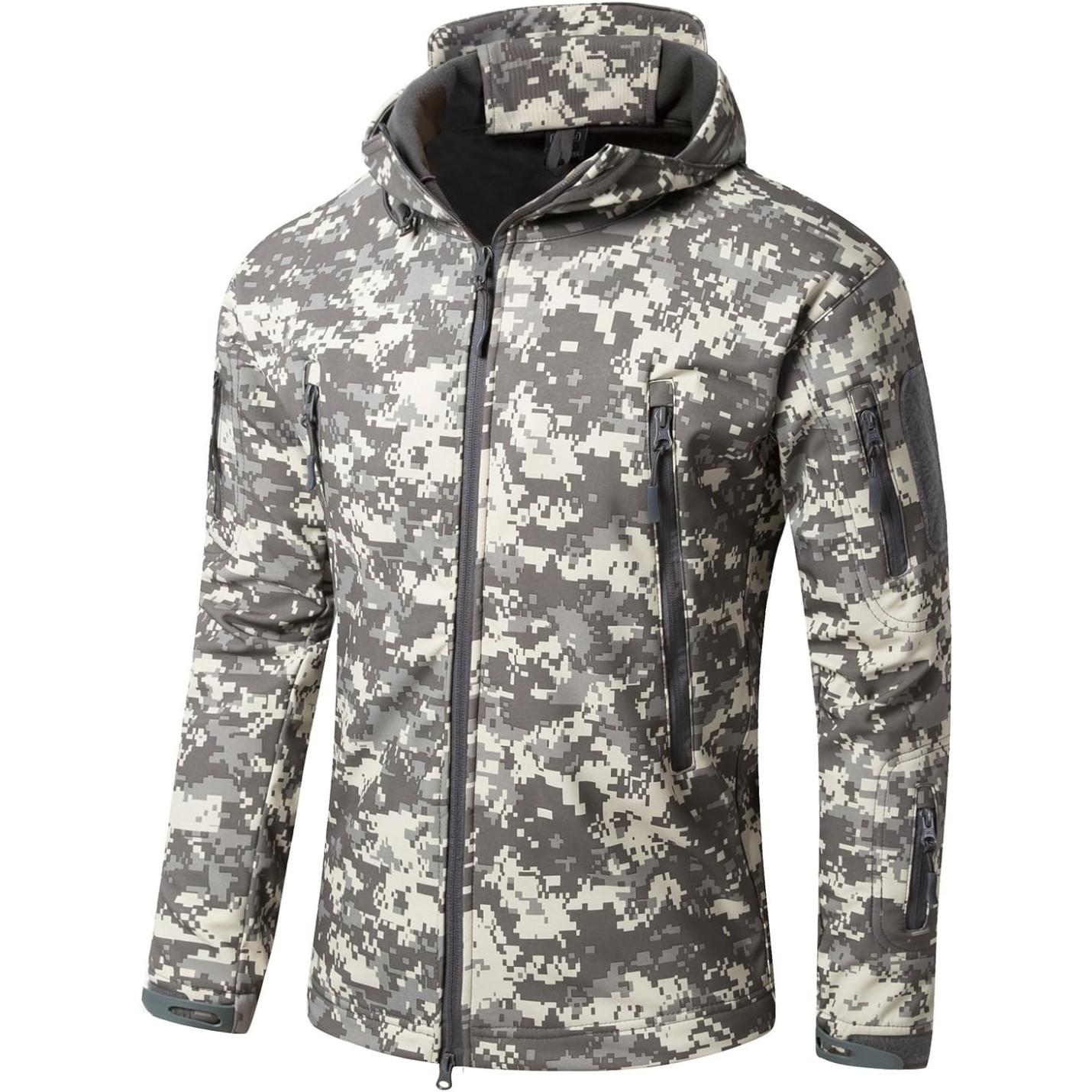 Een digitaal camouflagepatroon Camouflage tactische heren softshell jas met capuchon en zakken met ritssluiting weergegeven op een witte achtergrond.