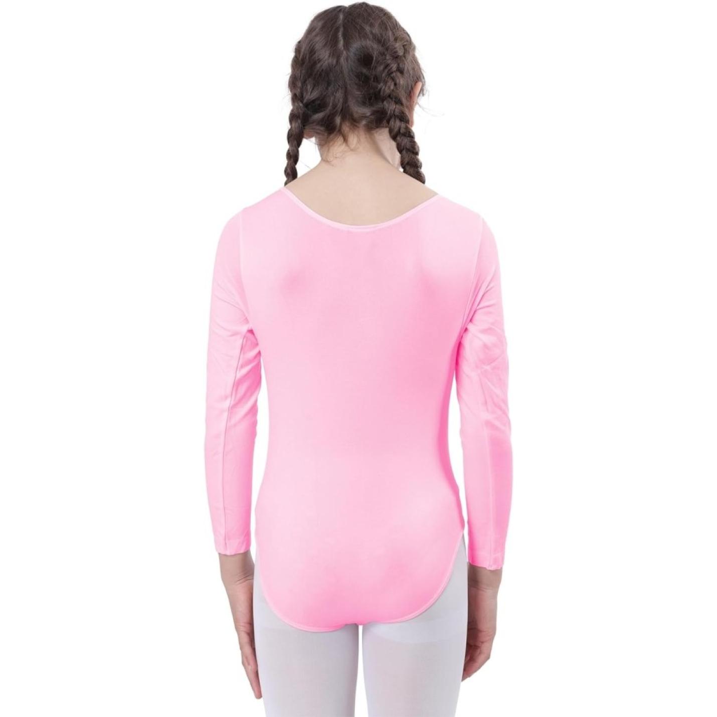 Vrouw draagt een roze balletshirt met lange mouwen voor meisjes, gezien vanaf de achterkant, perfect voor optredens.