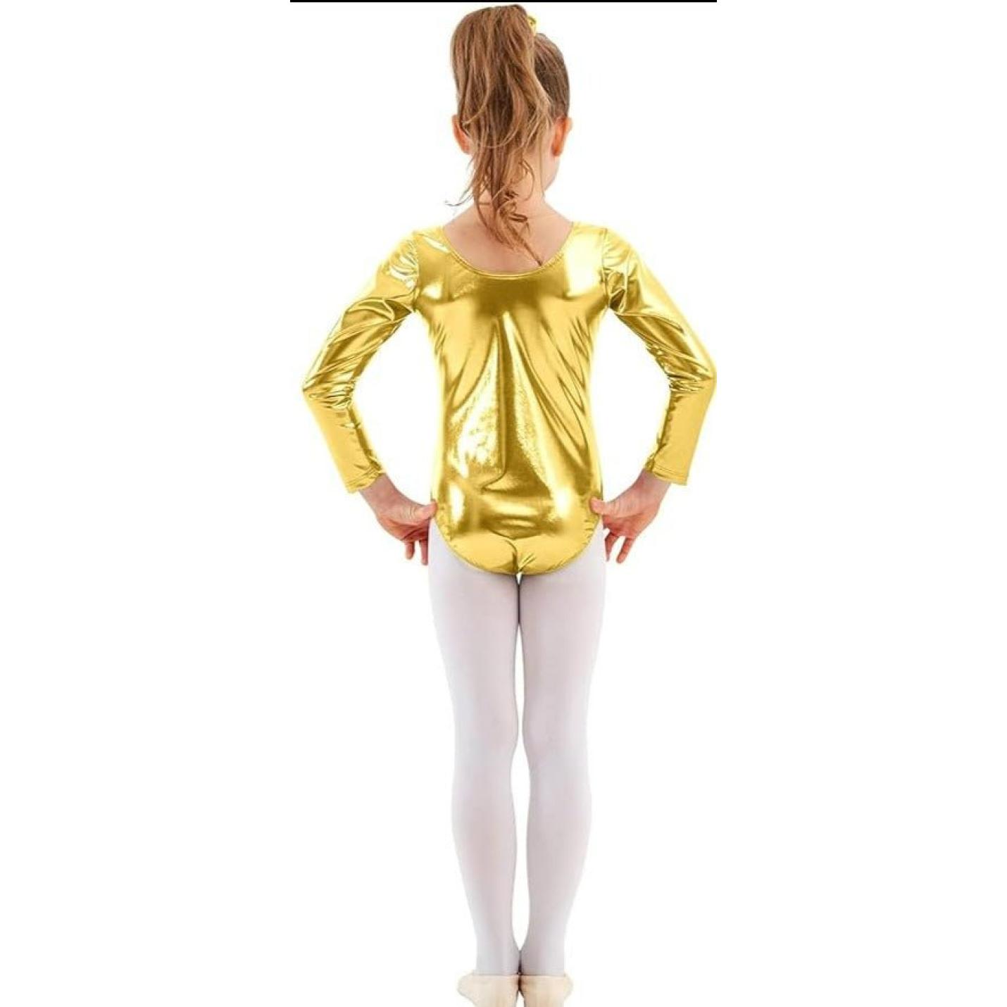 Een kind in een Balletshirt voor meisjes en een witte maillot staat met de rug naar de camera, klaar voor hun balletvoorstelling.