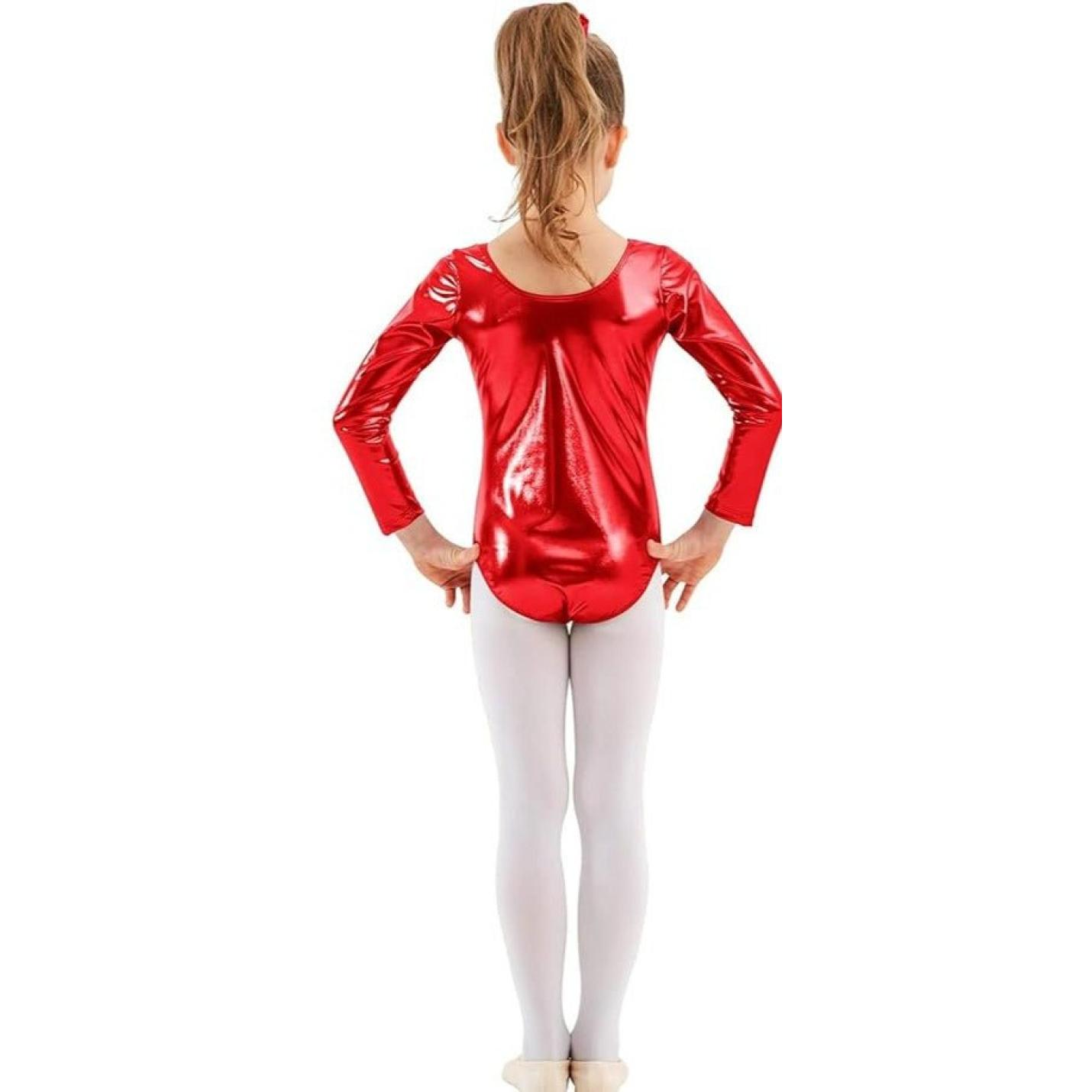 Een kind in een rood Balletshirt voor meisjes: Dans met elegantie en comfort! staand met haar rug naar de camera gekeerd.