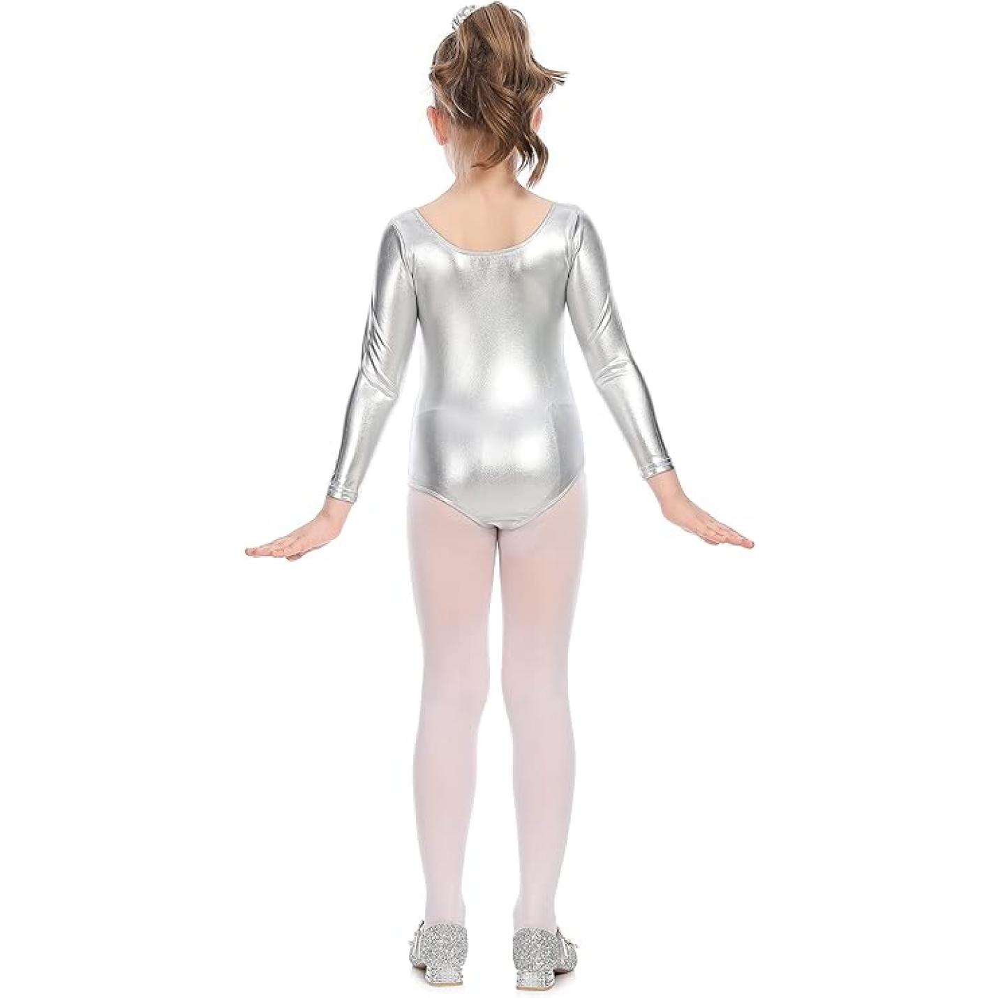 Zin met productnaam: Vrouw staat met haar rug naar de camera, gekleed in een zilveren Balletshirt voor meisjes en witte maillot.