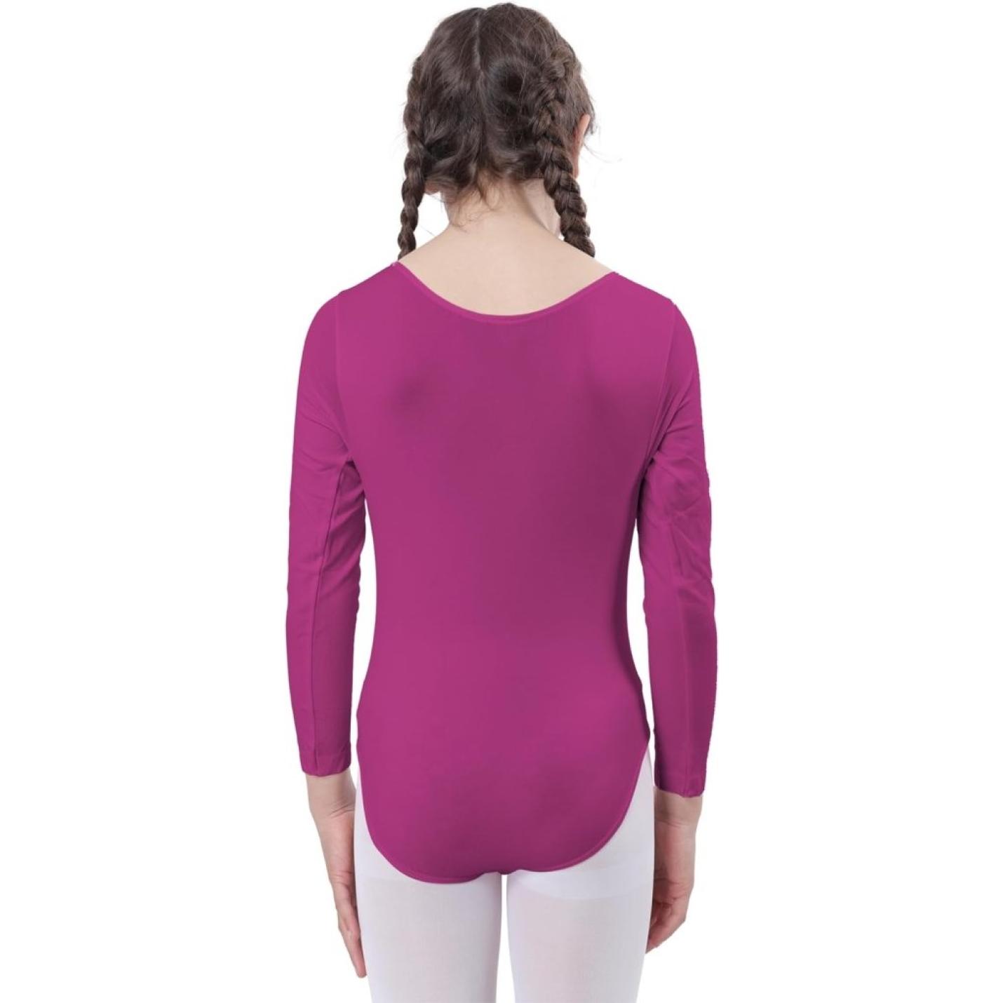 Vrouw met gevlochten haar, gekleed in een magenta Balletshirt voor meisjes, van achteren gezien.