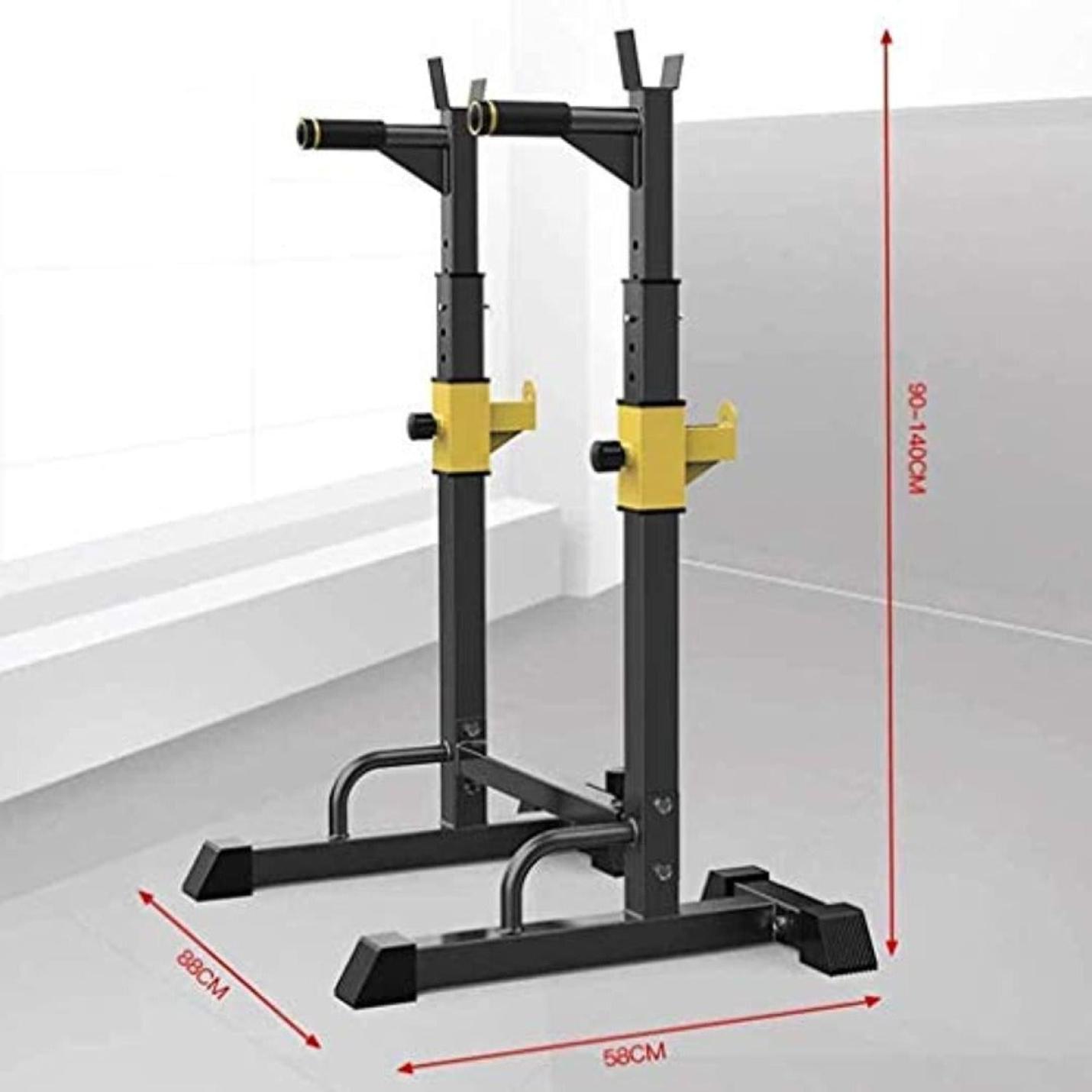 Een zwart-gele multi-station Krachtige trainingen die hier beginnen: Ontdek het verstelbare squatrek voor pull-ups en dips, weergegeven met annotaties van de afmetingen, met een doordacht ontwerp, tegen een minimalistische grijze achtergrond.