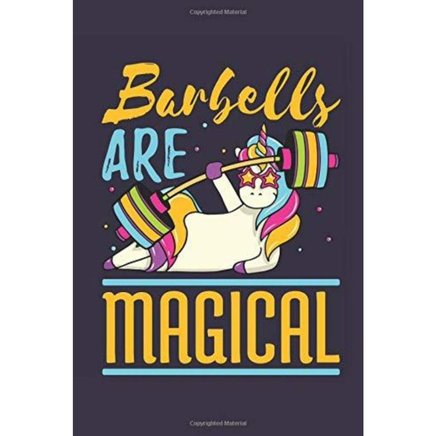 Illustratie van een eenhoorn die een halter optilt, met de uitdrukking "Barbells Are Magical" in kleurrijke letters op een donkere achtergrond, ontworpen als de perfecte fitnessgenoot.