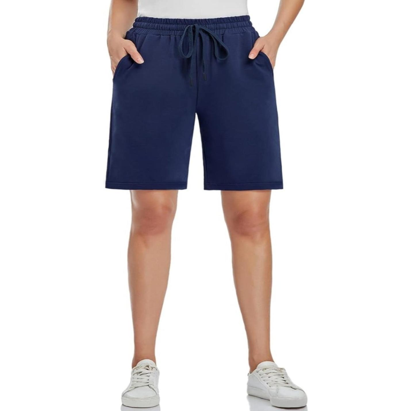 Een persoon die een bermudashort voor dames en witte schoenen draagt.