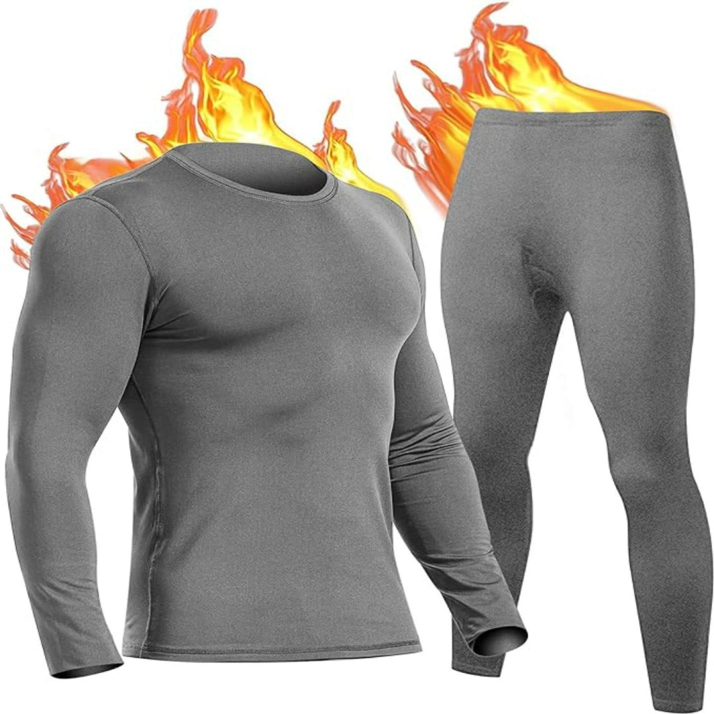 Een set grijze thermische activewear met geïllustreerde vlammen op de achtergrond, die warmte of warmte vasthoudende eigenschappen suggereren, gemaakt van hoogwaardig fleece en ontworpen als Blijf warm en comfortabel met ons thermo-ondergoed voor heren.