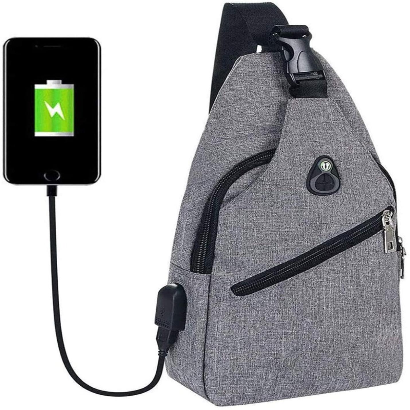 Grijze crossbodytas met ingebouwde externe USB-oplaadpoort, verbonden met een opladende smartphone links weergegeven.