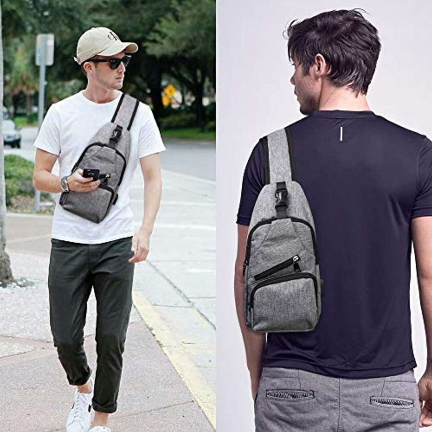 Twee mannen presenteren tassen: één in een informele buitenomgeving met een pet, een wit t-shirt en Ontdek de ultieme vrijheid met onze veelzijdige crossbody tas; de andere binnenshuis, vanaf de achterkant, met een rugzak.