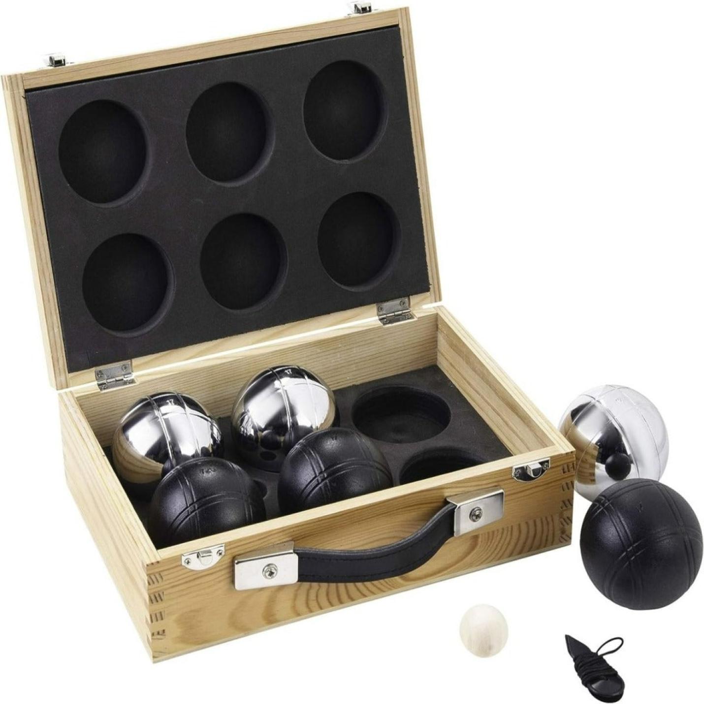 Een set Ervaar petanque plezier met ons prachtige petanque spel in kist van hout ballen in een houten kistje met vakken, waaronder een kleine witte pallino en een zwart meetapparaat.